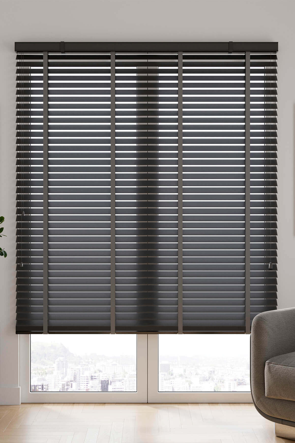 Ataşehir’in panoramik manzarasına açılan pencerede ahşap jaluzi