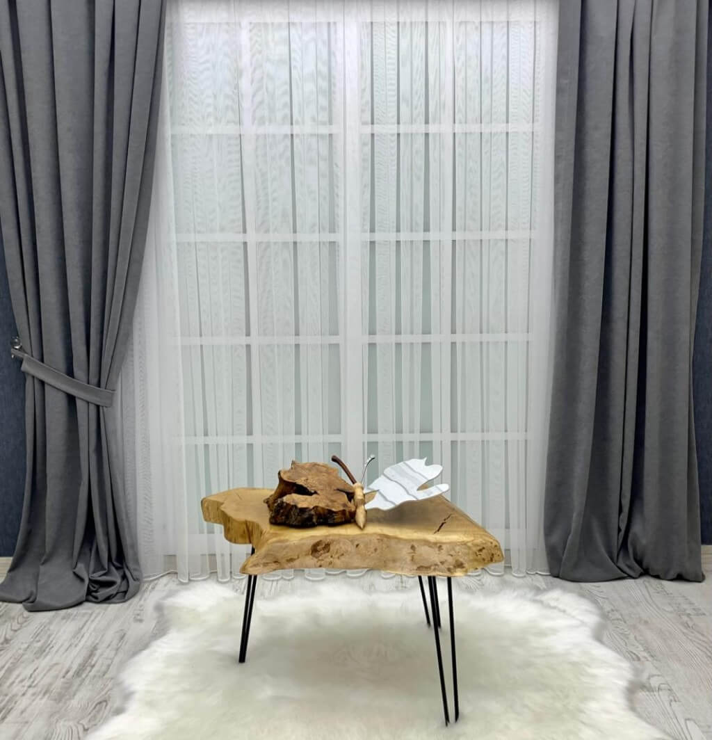 Ataşehir’de geniş camlı bir salonda şehir manzarasına karşı fon perde